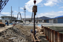 油圧バイブロハンマーで鋼矢板打ち込み