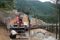 クレーンで山中への作業道路桟橋工事