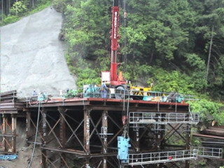 岩盤層への桟橋の施工状況